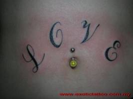 Tatuaje de la palabra amor rodeando el ombligo
