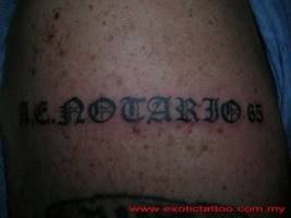Tatuaje de letras góticas