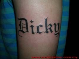 Tatuaje en el brazo de un nombre en letras góticas