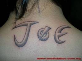 Tatuaje del nombre Joe debajo de la nuca