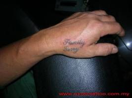 Tatuaje de una frase en la mano