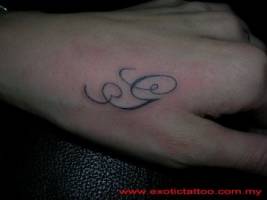Tattoo de una inicial en la mano
