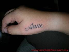 Tatuaje del nombre Anne en la mano