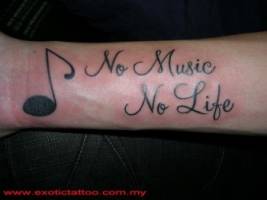 Tatuaje de una frase con una nota musical