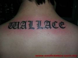 Tatuaje del nombre Wallace debajo de la nuca