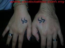 Tattoo para parejas de dos iniciales