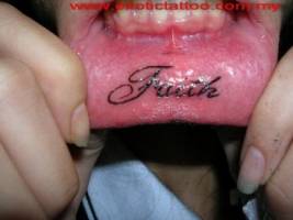 Tatuaje en el labio de un nombre
