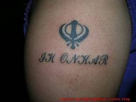 Tatuaje del simbolo de los sikh con un nombre