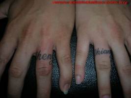 Tatuaje para parejas de un nombre como anillo