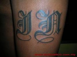 Tatuaje de dos iniciales estílo gótico