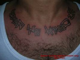 Tatuaje de una frase roedando el cuello
