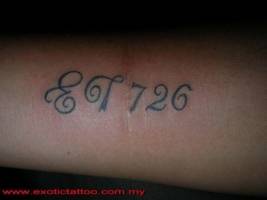 Tatuaje de unas iniciales y un numero
