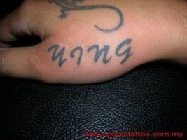 Tatuaje de un nombre con letras estilo asiático