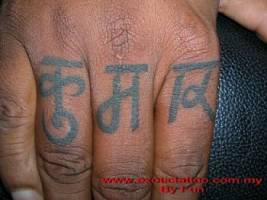 Tatuaje de unas letras indias en los dedos