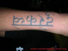 Tatuaje de unas letras hindues