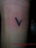 Tatuaje de una V