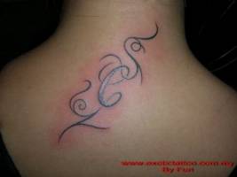 Tatuaje de una C con unas lineas finas