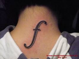 Tatuaje de la letra f en la nuca