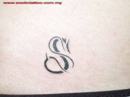 Tatuaje de una S