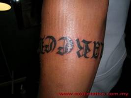 Tatuaje brazalete de un nombre en letras góticas