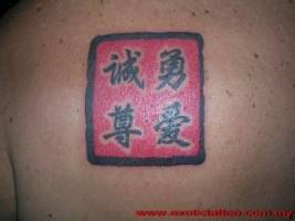 Tatuaje de un cuadrado coloreado con letras chinas