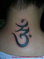 Tatuaje de una mantra en el cuello