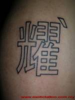 Tatuaje de una letra china bordeada