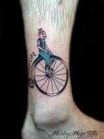 Tatuaje de un esqueleto en bicicleta