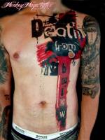 Tatuaje de una frase escrita en una cruz roja a pintada a tinta