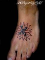 Tatuaje de una rana y una flor de loto en el pie