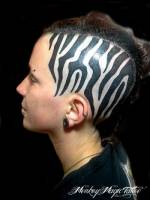 Tatuaje en la cabeza estilo zebra
