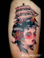 Tatuaje de una chica, con un velero navegando entre sus cabellos