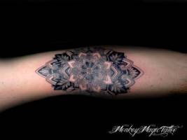 Tatuaje de una flor en el brazo