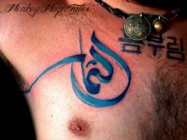 Tatuaje de un simbolo en el pecho