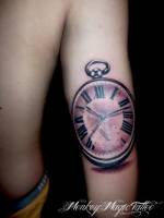 Tatuaje de un reloj en el codo