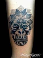 Tatuaje de una cara de mono pintada a puntos