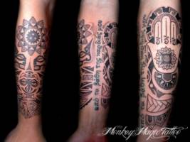 Tatuaje de la hamsa con algunos tribales maories