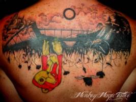 Tatuaje de un paisaje entre niebla con la caricatura de un mono y abejas