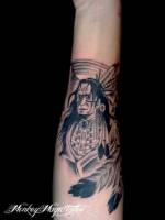 Tatuaje de un indio americano en el antebrazo