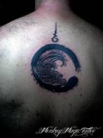 Tatuaje del circulo zen con unas olas dentro