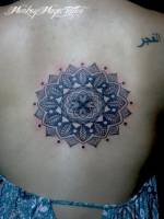 Tatuaje de una flor dibujada a puntos