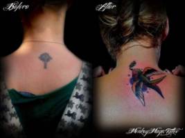Tatuaje de una golondrina con una rama