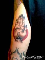 Tatuaje de una mano alzada