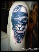 Tatuaje de un león vestido de militar