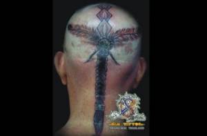 Tatuaje de un peinado indio con plumas