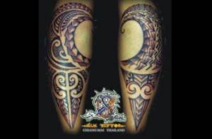 Tatuaje tribal en ambos antebrazos