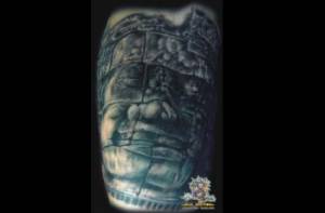 Tatuaje de una cara de los templos de Angkor