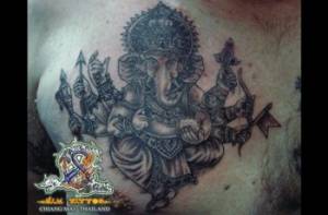 Tatuaje de Ganesha con 8 brazos