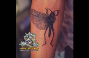Tatuaje de un insecto con una sola ala