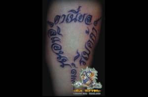 Tatuaje de un triángulo formado con letras tailandesas